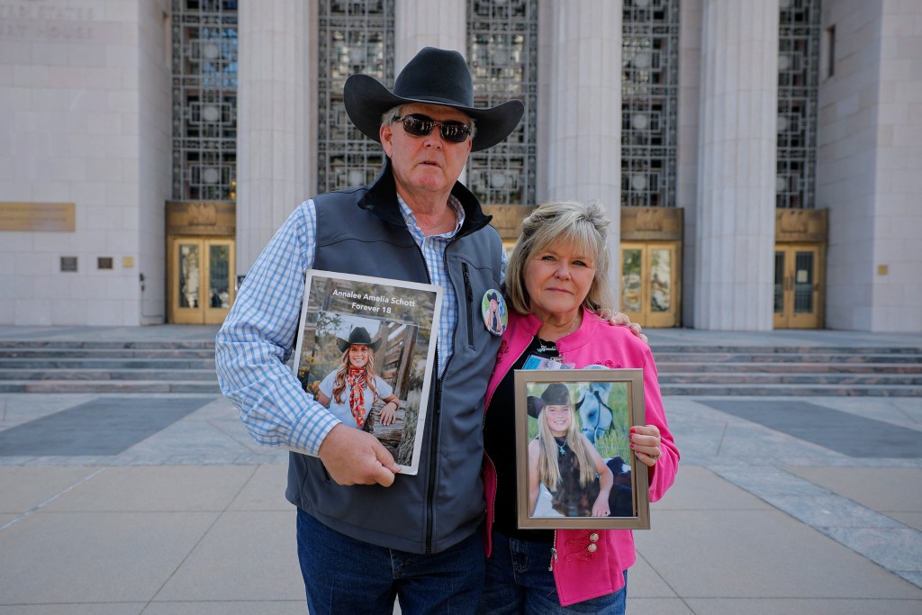 美社媒成瘾案裁决，法庭外状况。 路透社