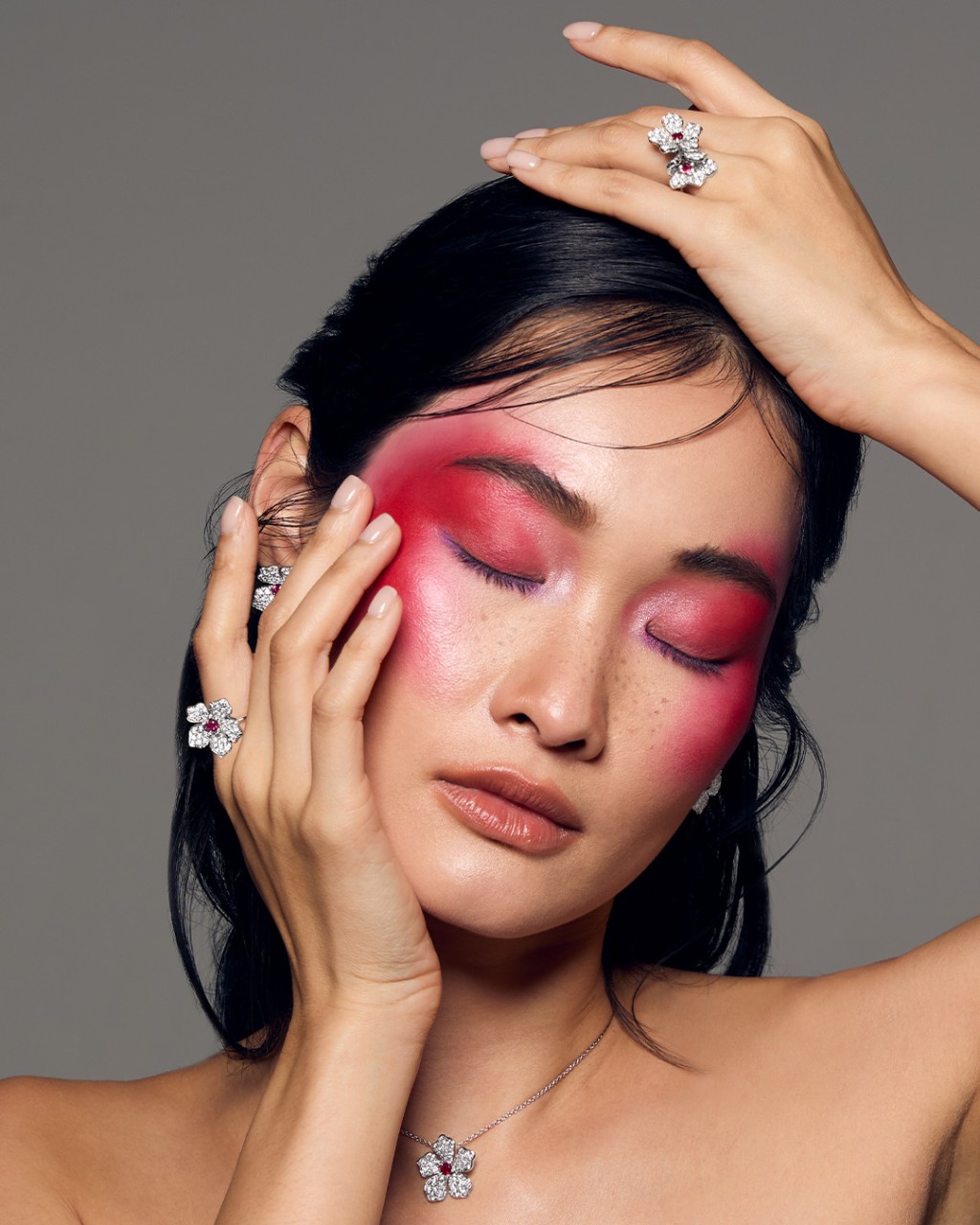 Jasmine系列项链、指环及耳环，以白钻缀红宝石展现花朵盛放美态。