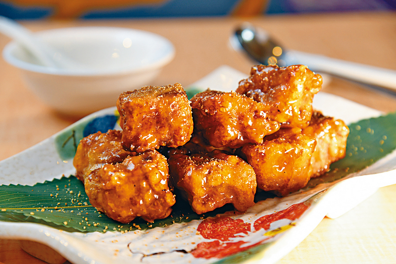 秘製冰梅陳皮骨
腩排切成方塊炸脆，蘸滿酸甜的秘製醬汁，清新開胃不油膩。