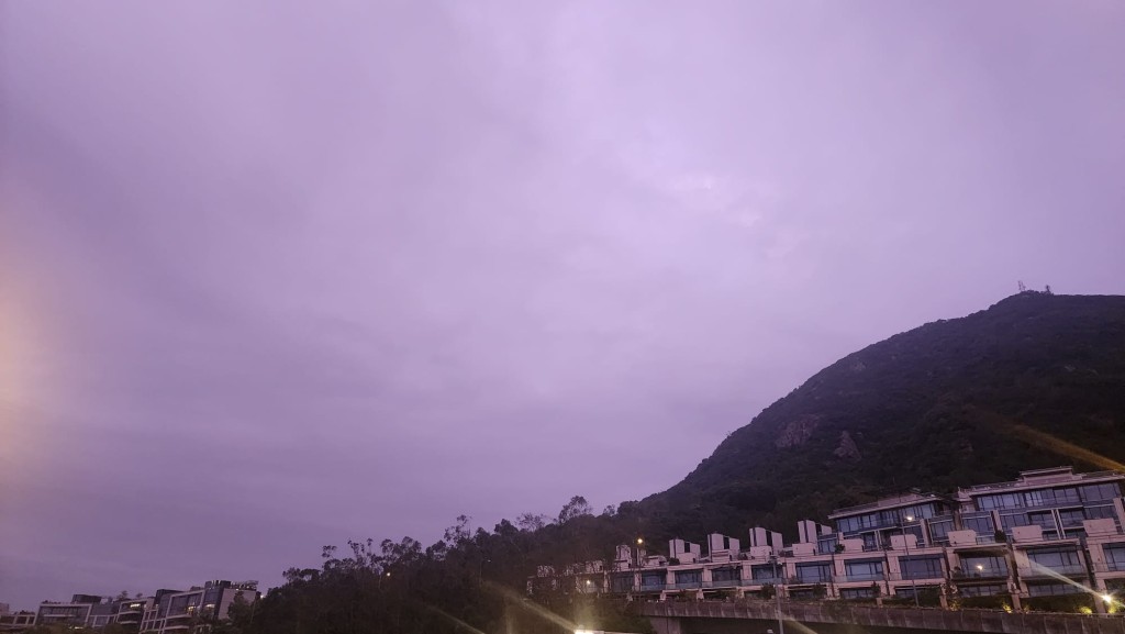 本港地區今日大致多雲，有一兩陣微雨。黎志偉攝