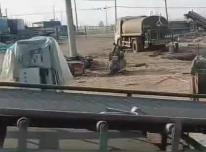 消防當日要將機器完全拆解才能救出死者。《新京報》 消防當日要將機器完全拆解才能救出死者。《新京報》