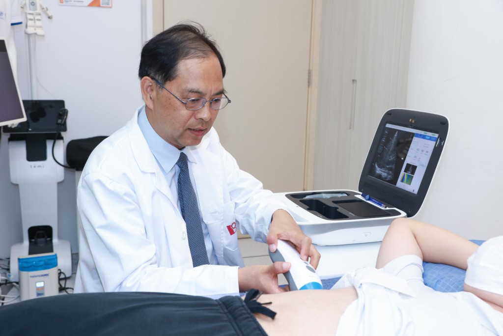 鄭永平教授研究團隊開發的無線掌上式超聲設備Liverscan®,以非侵入性方式測量肝臟軟硬度及脂肪含量,評估纖維化程度和脂肪肝。這一設備使用理大的實時圖像引導專利技術,使測量更快捷和準確。 鄭永平教授研究團隊開發的無線掌上式超聲設備Liverscan®,以非侵入性方式測量肝臟軟硬度及脂肪含量,評估纖維化程度和脂肪肝。這一設備使用理大的實時圖像引導專利技術,使測量更快捷和準確。