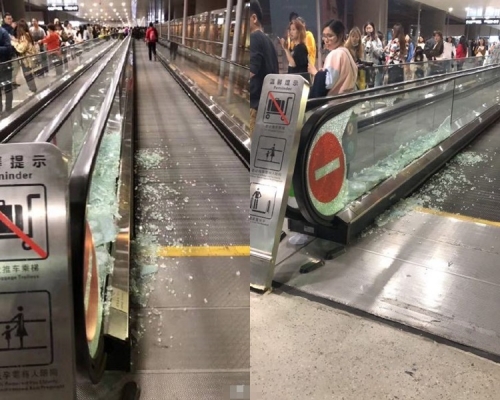 航站樓的自動行人道被逼爆，碎片散落一地。網圖