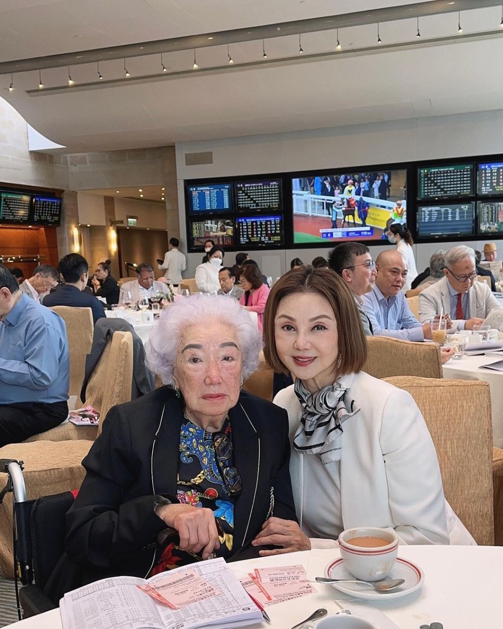 謝玲玲（右）與「前奶奶」余寶珠以「永遠的奶奶」同「永遠的新抱」相稱。