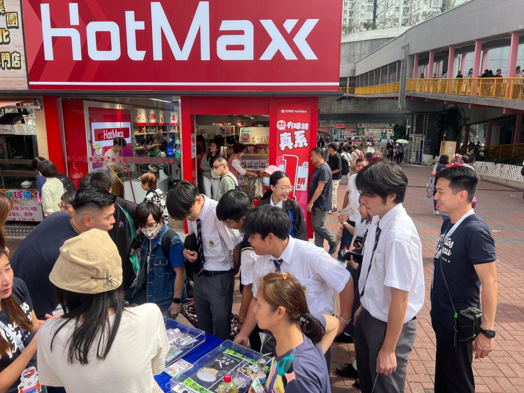 禁毒宣傳車周一(4日)轉至葵芳遊樂場巡遊展示反毒品資訊。(警方圖片)