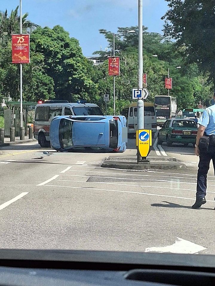 私家车失控翻侧。fb：香港公共交通智库