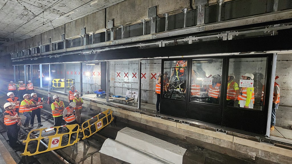 興建中的港鐵北環綫古洞站。 興建中的港鐵北環綫古洞站。