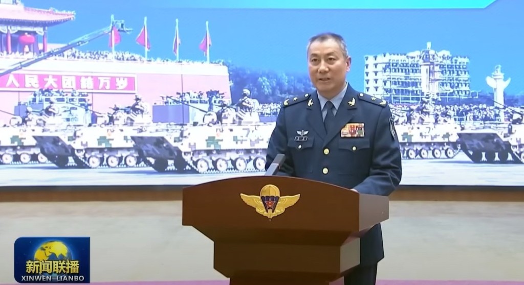 習近平去年11月在湖北視察空降兵軍，當時還是軍空少將的文東匯報工作。 央視截圖