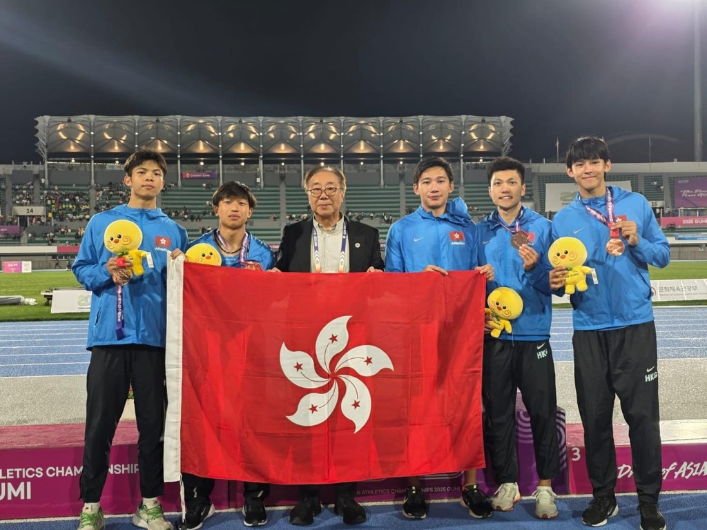 香港男子接力隊成員郭俊廷(左起)、陳一樂、馬景揚、李康傑、吳君浩跟香港田總主席關祺合照。香港田總FB 圖