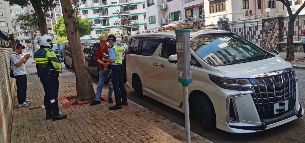 涉案两部车辆已被警方扣查作进一步检验。警方图片