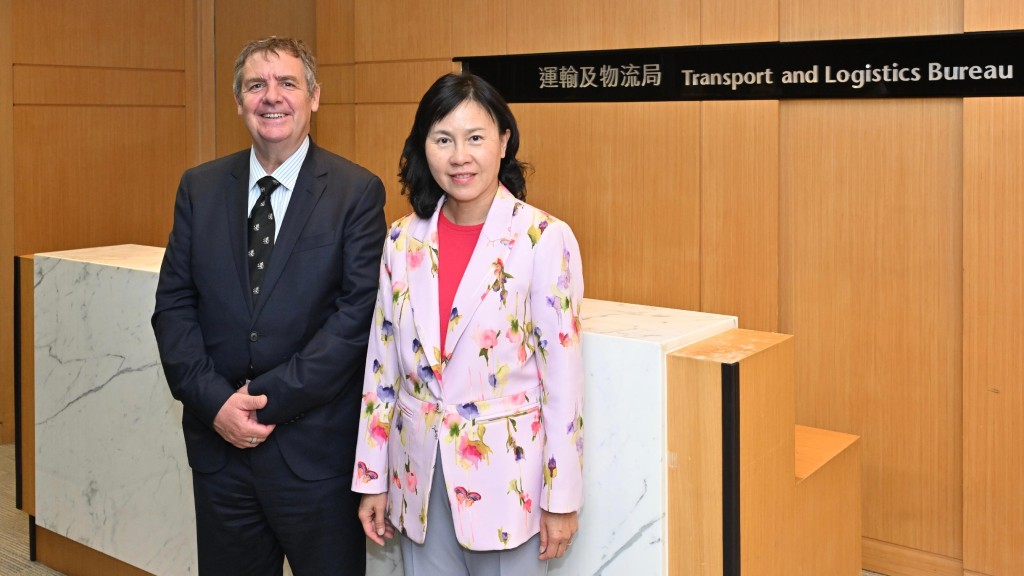 陳美寶（右）與國際航運公會秘書長Guy Platten（左）會面，確定今年11月舉行「香港海運週」期間，合辦第二屆全球航運貿易高峰會的計劃。政府新聞處