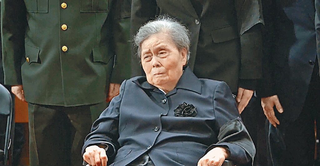 ■江澤民遺孀王冶坪神情哀傷。 ■江澤民遺孀王冶坪神情哀傷。
