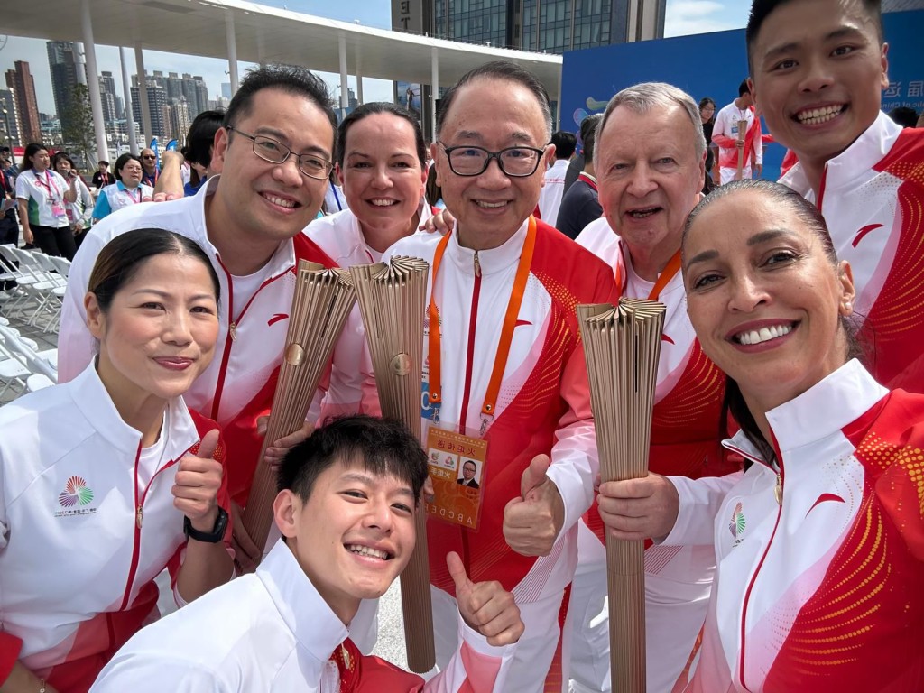 廖長江與應家柏等一眾火炬手合照。馬會圖片