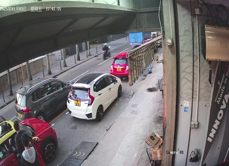 閉路電視的另一角度拍到雙方追逐的過程。