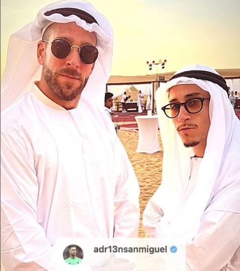 利物浦門將阿祖安(左)穿上阿拉伯裝。網上圖片