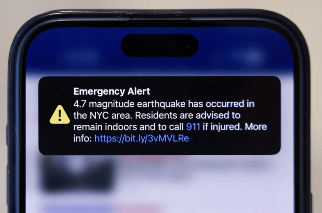 美國東岸民眾的手機收到地震消息。路透社