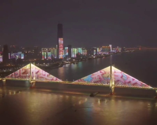 近日,武漢推出全新江灘燈光秀,主題為「英雄的城市,英雄的人民」。(網圖)