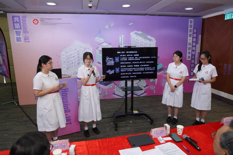 7支決賽隊伍在房委會總部，展示為公營房屋設計的創新建築機械人方案。何永賢FB圖片