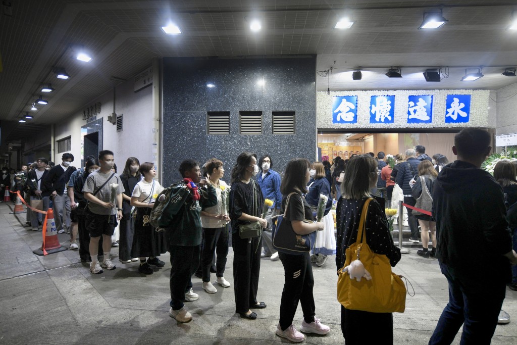 宏福苑火災第7日晚上，仍然有大批市民到九龍殯儀館，為罹難者公眾悼念。 陳浩元攝