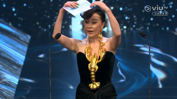 刘嘉玲摆出爱心Pose，又分享自己多度提名最终等逾20年夺得影后。