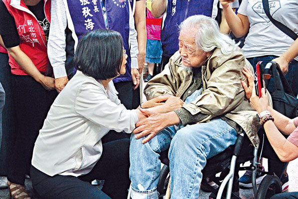 ■今年五月一個公開活動上，蔡英文向史明致意。