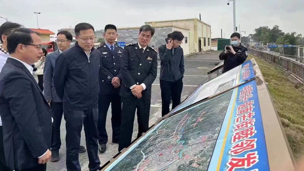 趙立堅巡視中越邊境。 微博圖片