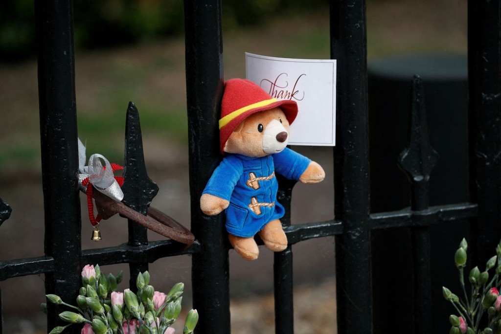 白金汉宫宣布，会把这些玩具熊捐给慈善机构。路透社图片