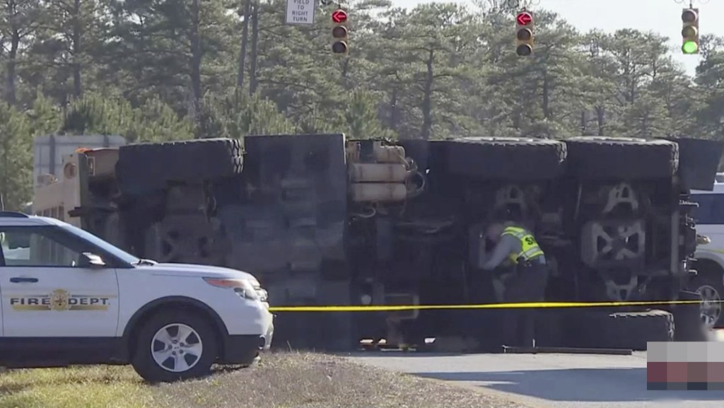翻側的軍車橫置在路中。美聯社圖片