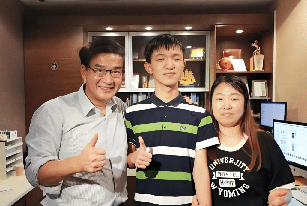 挖眼案受害男孩郭斌生活照。 挖眼案受害男孩郭斌生活照。