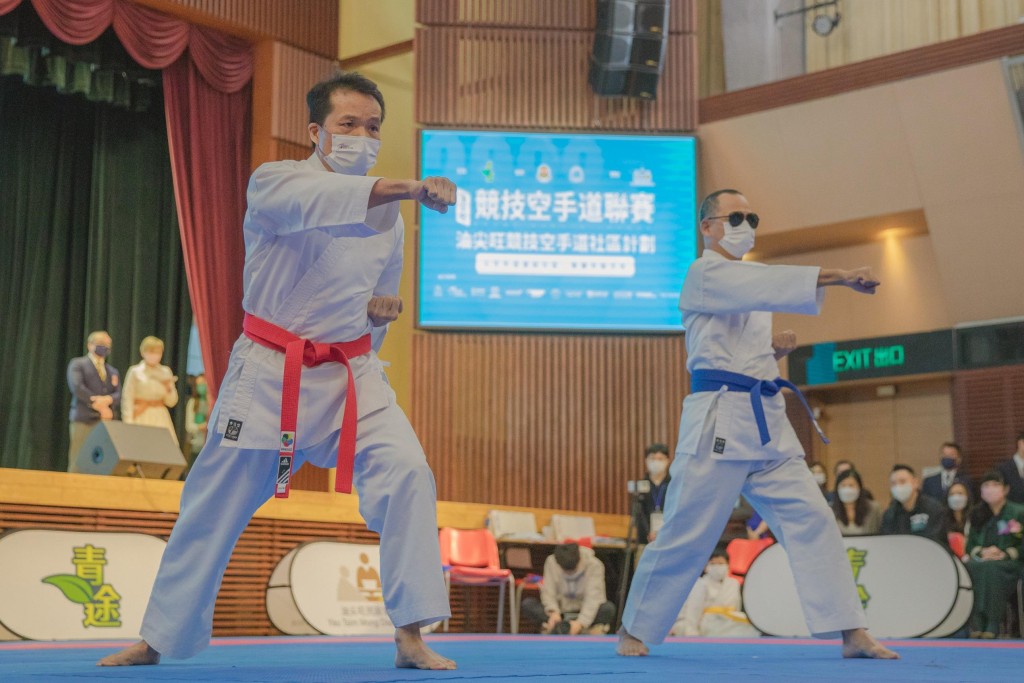 香港盲人體育總會的兩名視障空手道運動員簡定強及譚達明先生作為表演嘉賓，向觀眾示範一套剛柔流基本形。大會提供圖片