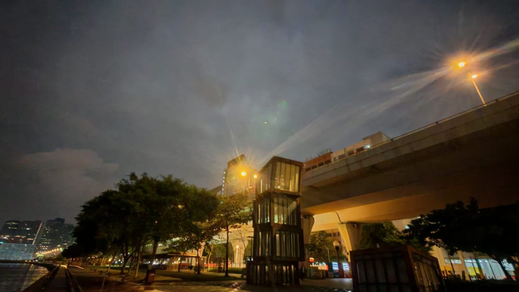 本港地區今日大致多雲,有一兩陣雨。蔡楚輝攝 本港地區今日大致多雲,有一兩陣雨。蔡楚輝攝