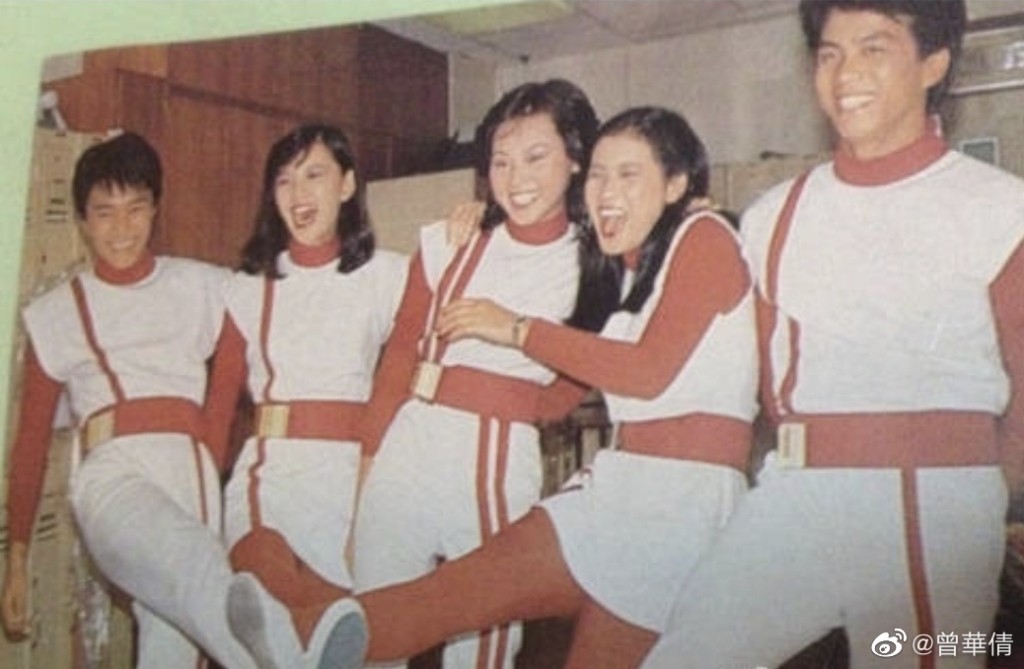 蓝洁瑛与曾华倩于1982年加入TVB艺员训练班，未毕业已获派往儿童节目组主持《430航天飞机》。  ​