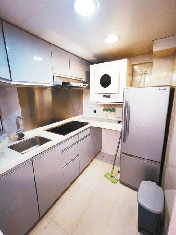 厨房配有灰色上下列橱柜，收纳空间充足。