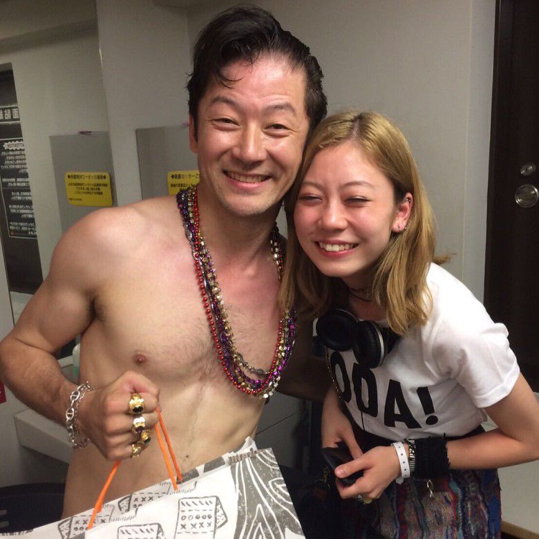 淺野忠信的女兒SUMIRE（右）只比其新婚老婆細3歲。