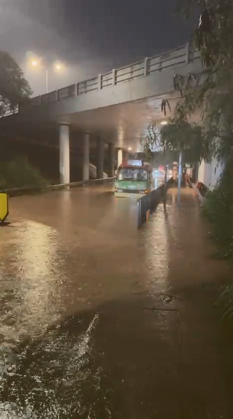 古洞有小巴因水浸死火壞車被困。讀者提供 古洞有小巴因水浸死火壞車被困。讀者提供