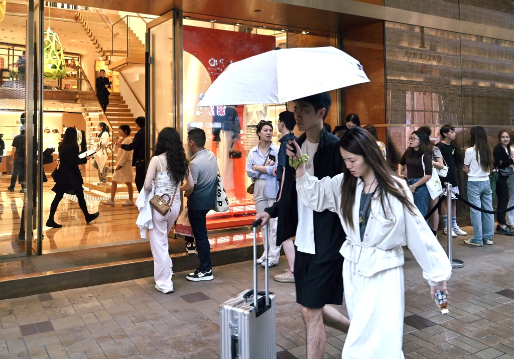陈茂波希望跨界别相互配合，提供更好的消费体验，吸引旅客一来再来。资料图片