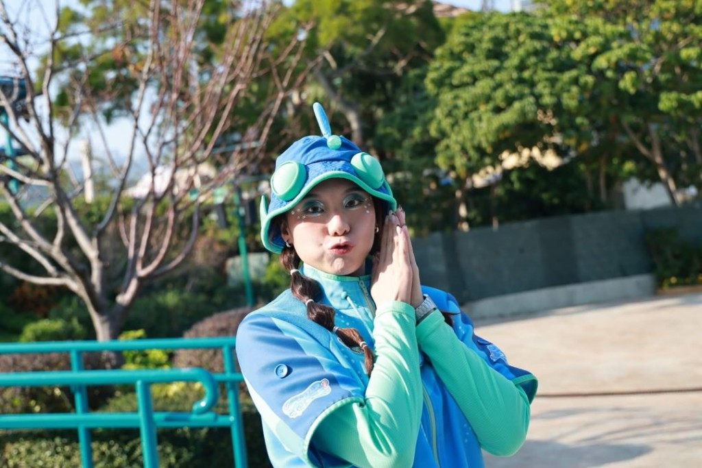 袁絲珩做出合十嘟嘴表情,鬼馬可愛。 袁絲珩做出合十嘟嘴表情,鬼馬可愛。