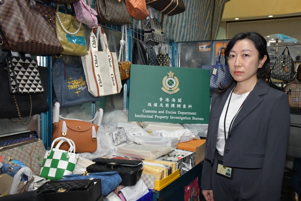 海關指該批冒牌物品仿真度「唔馬虎」，而且部份手袋附有塵袋及包裝盒。