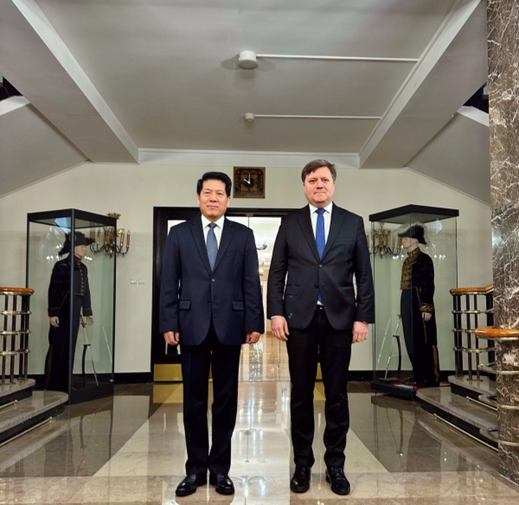 访问欧洲期间，中国政府欧亚事务特别代表李辉（左）与波兰副外长格尔维尔（右）在华沙会谈。