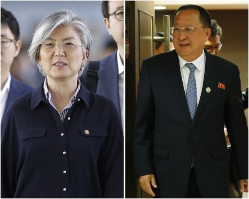 康京和(左)與李勇浩(左)見面短暫交談。AP