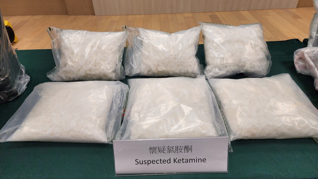海關共檢獲約7公斤懷疑大麻花和約18公斤懷疑氯胺酮,估計市值共約990萬元。黃文威攝 海關共檢獲約7公斤懷疑大麻花和約18公斤懷疑氯胺酮,估計市值共約990萬元。黃文威攝
