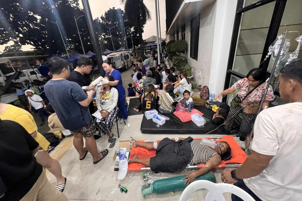 地震爆發後不久，宿霧市醫療中心 (CCMC) 的患者被立即疏散到醫院外的空曠區域暫避。美聯社