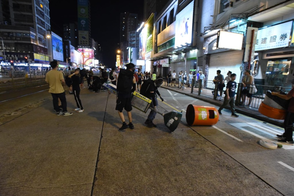 示威者佔據大馬路
