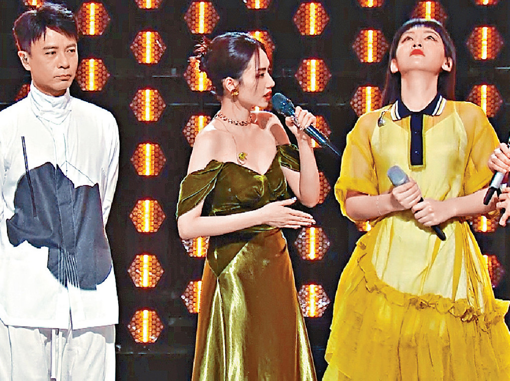 ■炎明熹仰頭忍淚，旁為劉惜君及克勤。    
