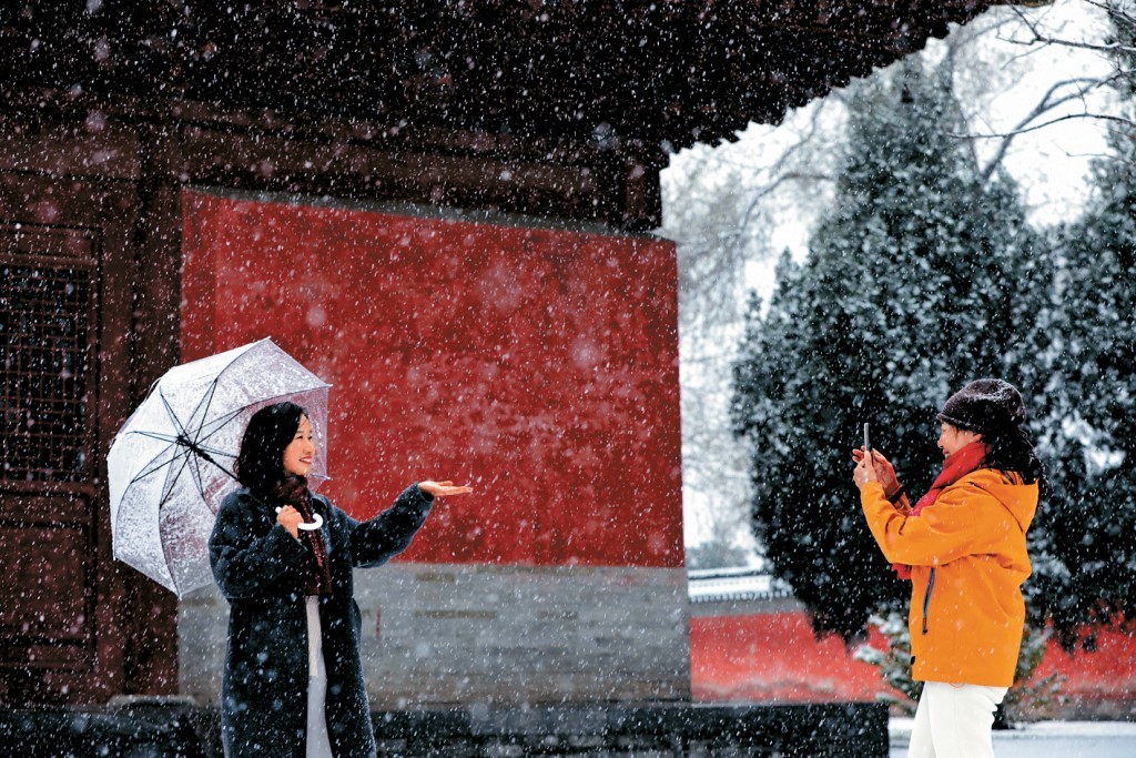 受寒潮天氣影響，河南等多地迎來降雪。