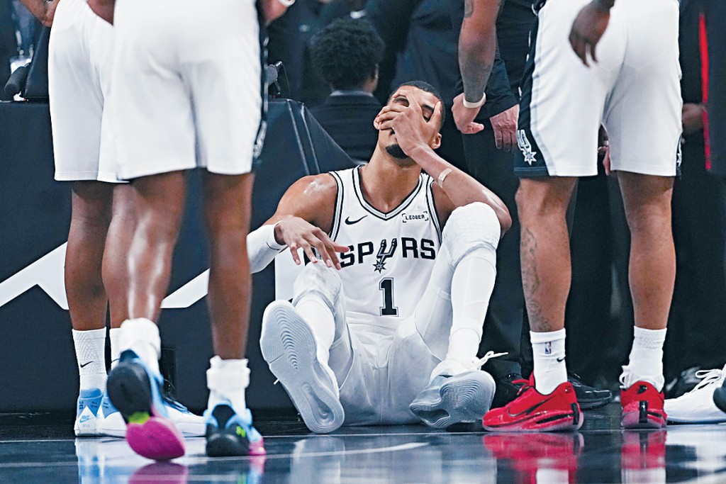 雲班耶馬在切入時失足，下巴重擊地板一度失去知覺。