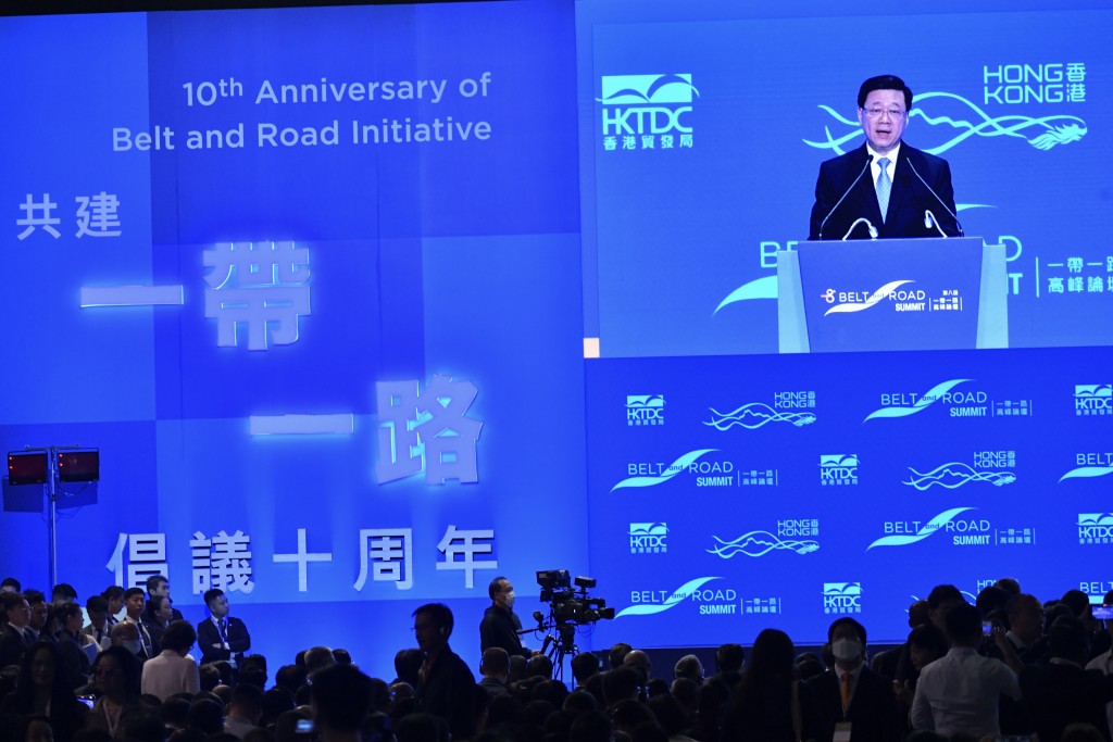 李家超指香港是進入一帶一路的「超級高速公路」。禇樂琪攝