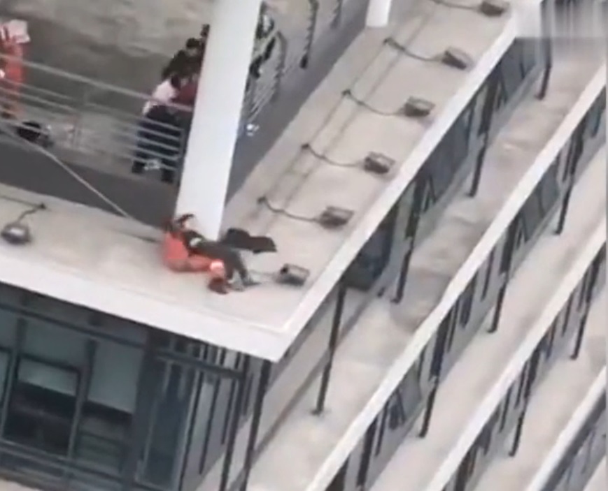 消防員到場趁男子不備,將他制服並帶回安全位置。 網上影片擷圖