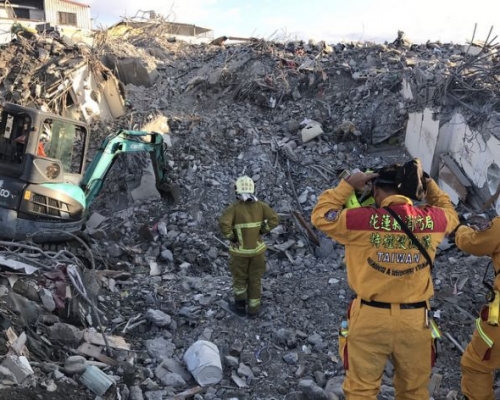 雲翠大樓正在拆除中今午終將兩大陸遊客遺客移民送往殯儀館。