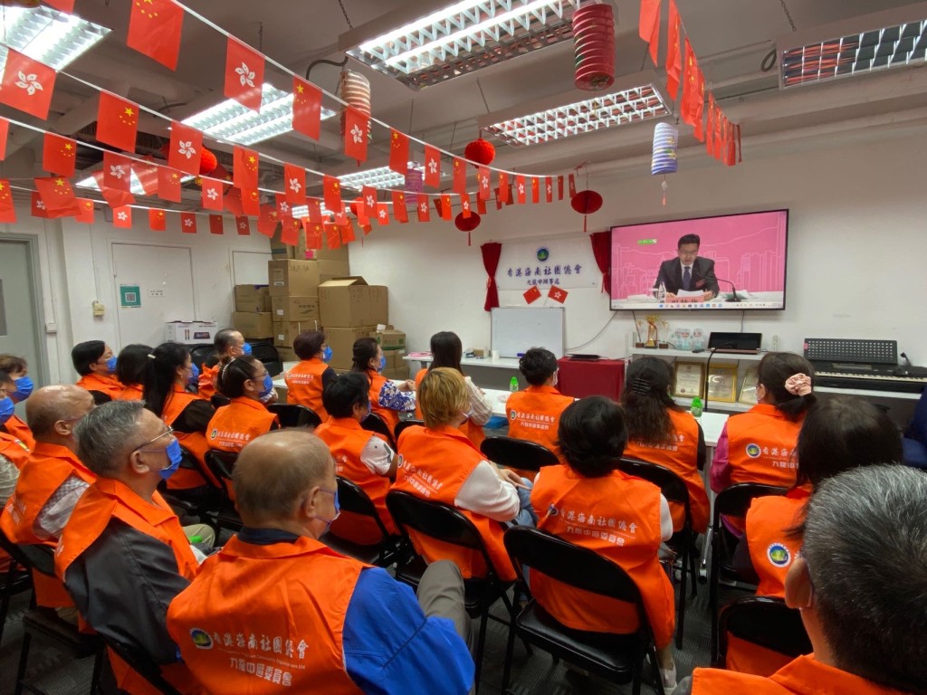 香港海南社团总会组织会员在十大区办事处收看直播